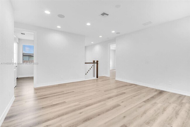 Building Photo - 855 SW 113th Ln