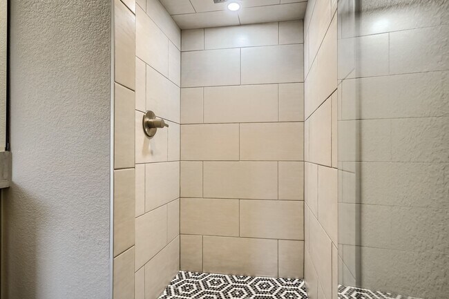 Building Photo - 3 bedroom / 3.5 bath Townhome + 2 Large Flex Spaces & Spacious Roof Top Deck!