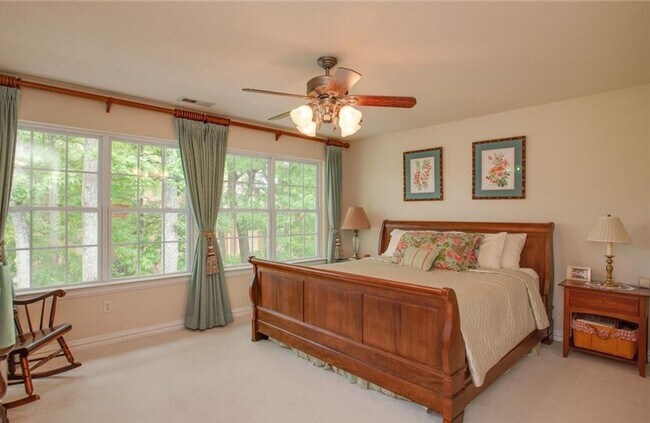 Building Photo - 3 Bedroom 2.5 Bath Townhouse style Condo in Great Neck