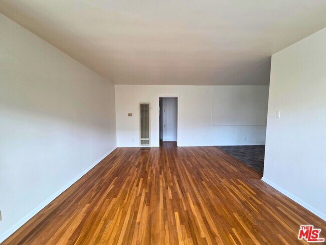 Building Photo - 7621 Hampton Ave