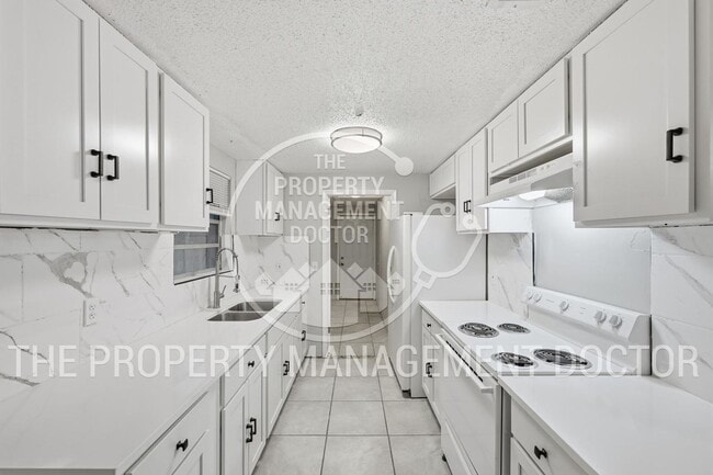 Building Photo - Modern 3/2 with an office Renovated Home in Orange Park - Ready for Immediate Move-In!