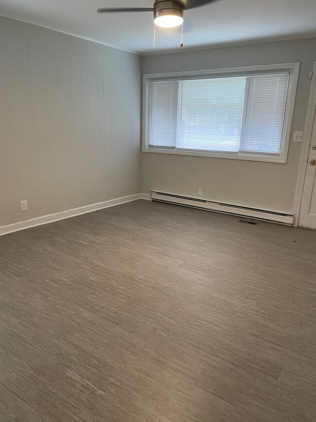 Building Photo - Updated 3 Bedroom- Convenient to Restaurants, Cone Hospital & Wendover Ave