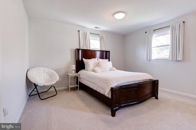 Building Photo - 8805 Honeybee Ln