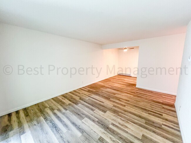 Building Photo - Cozy 2 Bedrooms; 1 Bathroom Condo in Warm ...