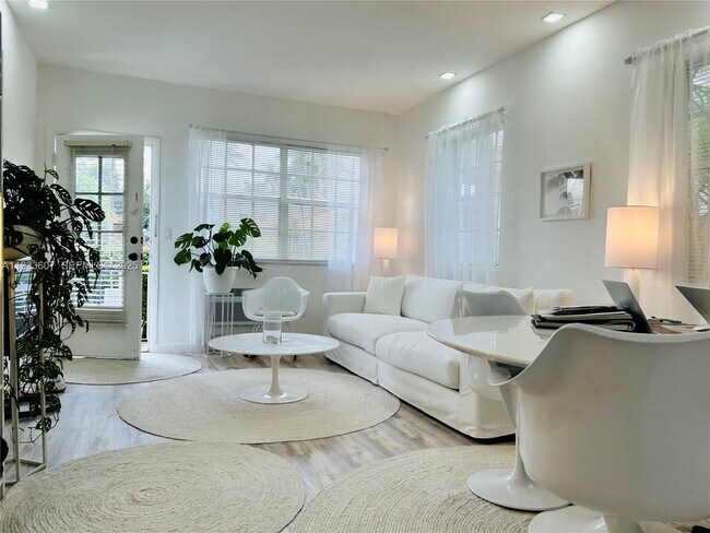 Building Photo - 717 Española Wy