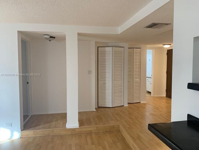 Building Photo - 3730 Inverrary Dr