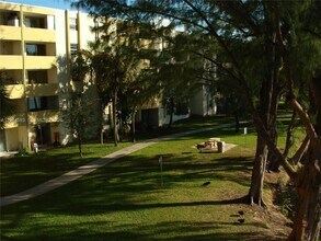 Building Photo - 10000 NW 80th Ct