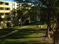 Building Photo - 10000 NW 80th Ct