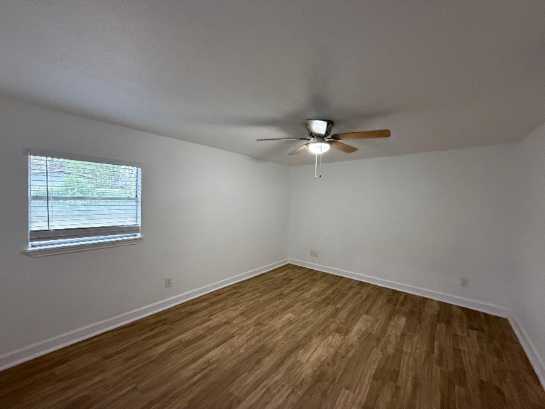 Building Photo - 219 Serna Park