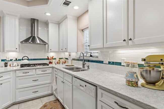 Building Photo - 3429 Nottingham Dr