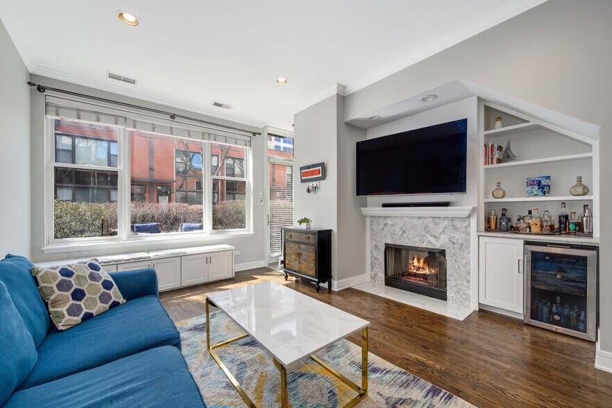 Building Photo - 925 N Howe St