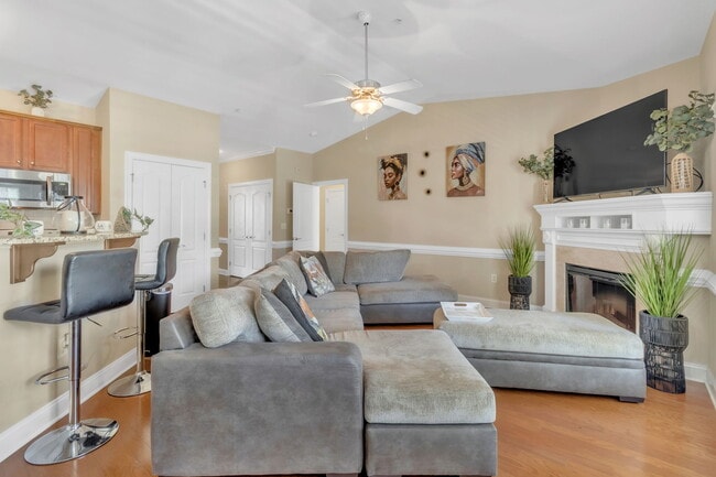 Building Photo - 124 Gallery Dr