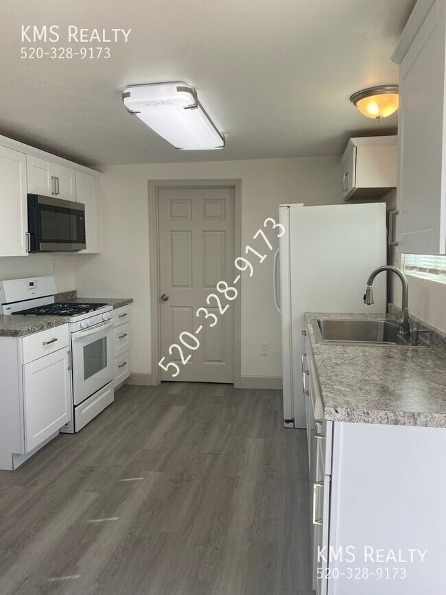 Building Photo - Newly Remodeled Duplex - OWNER/AGENT