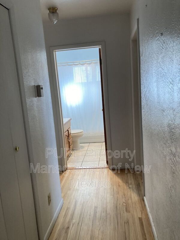 Building Photo - 712 Cagua Dr NE