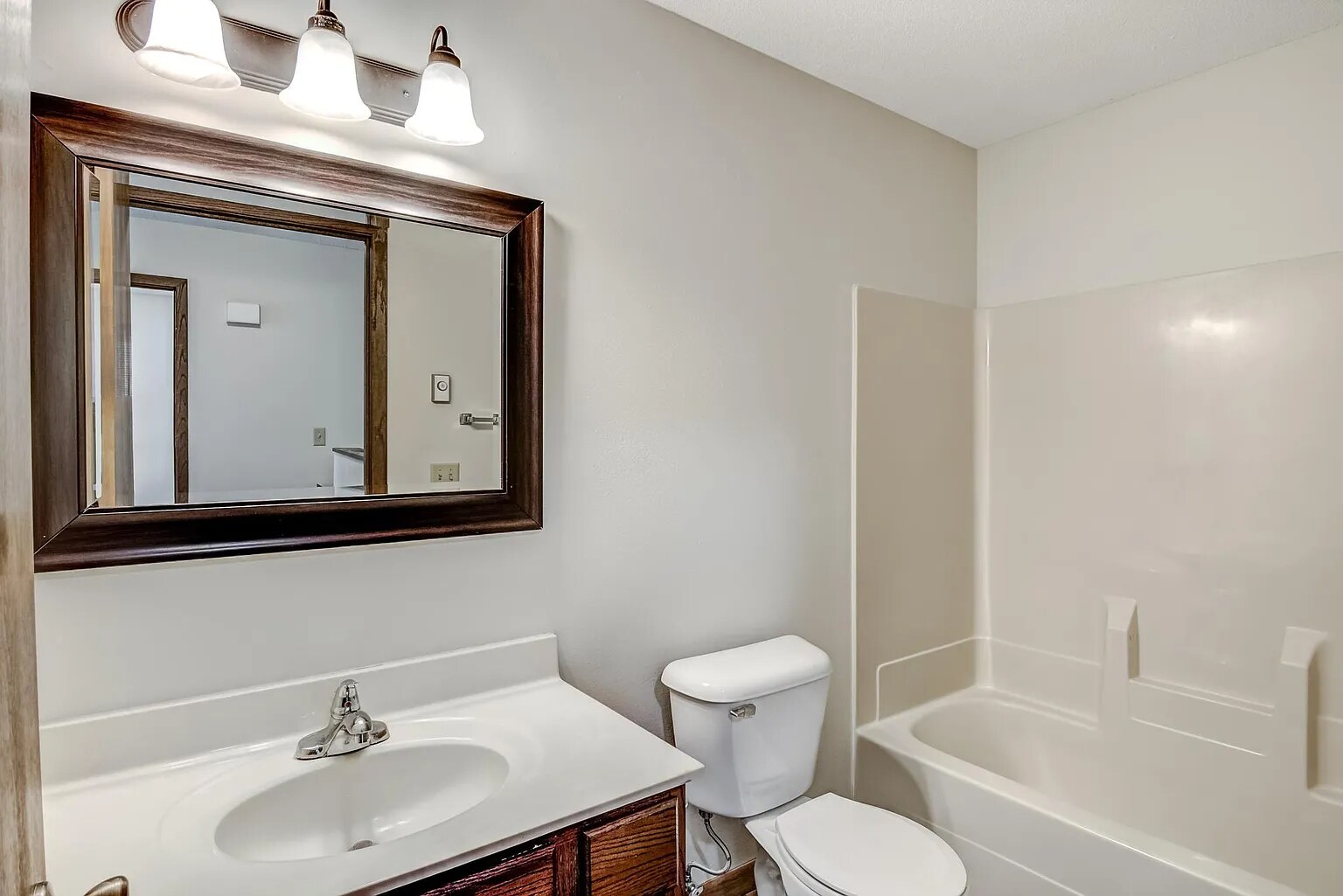 Building Photo - 634 Saxonwood Rd