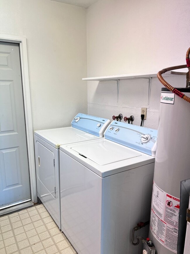 Building Photo - Nice Nob Hill Location with 3 Bedrooms