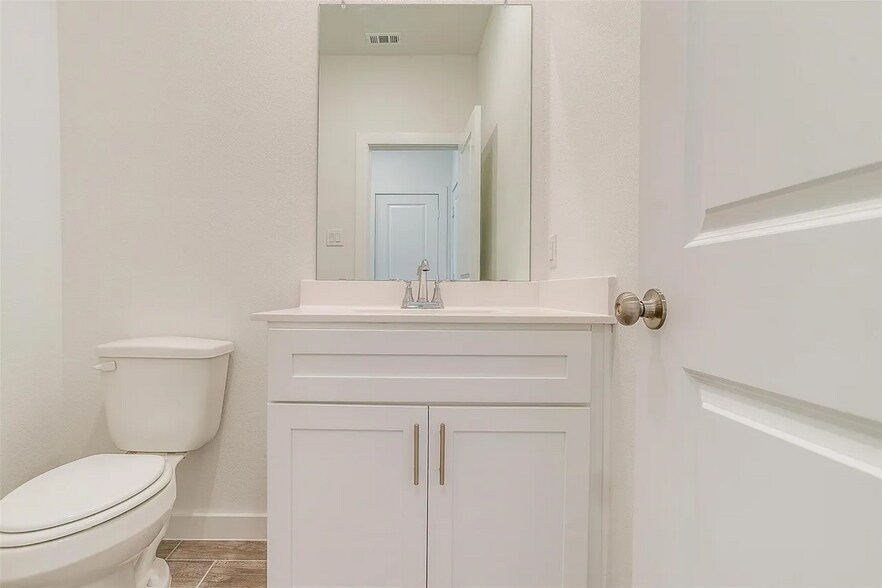 Powder room - 4524 Hogans Alley Dr