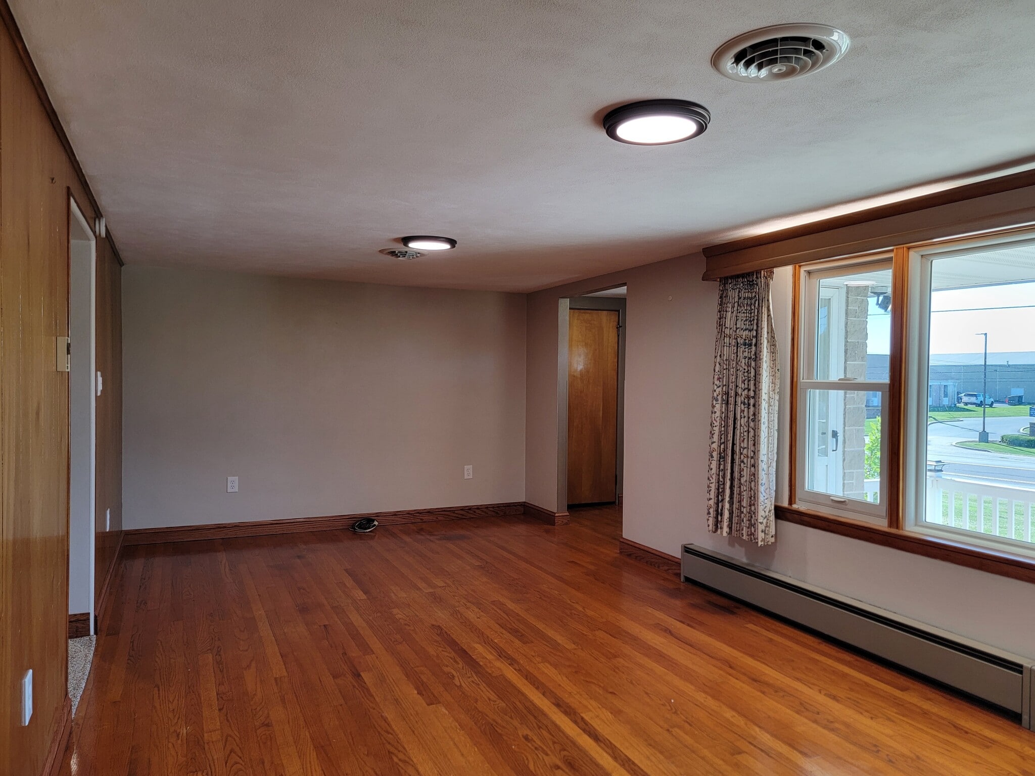 Building Photo - 405 E Lincoln Ave