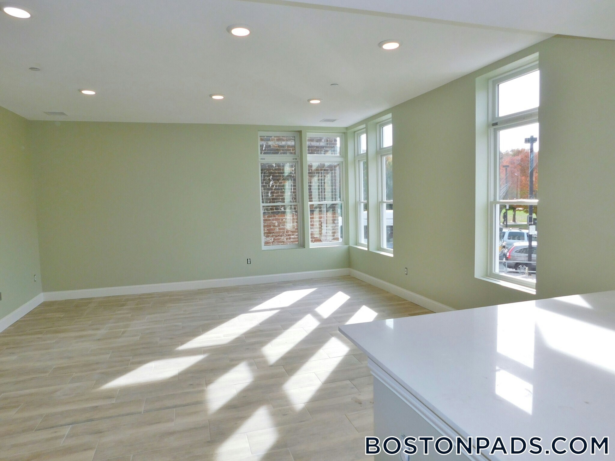 Building Photo - 10 Roxbury St