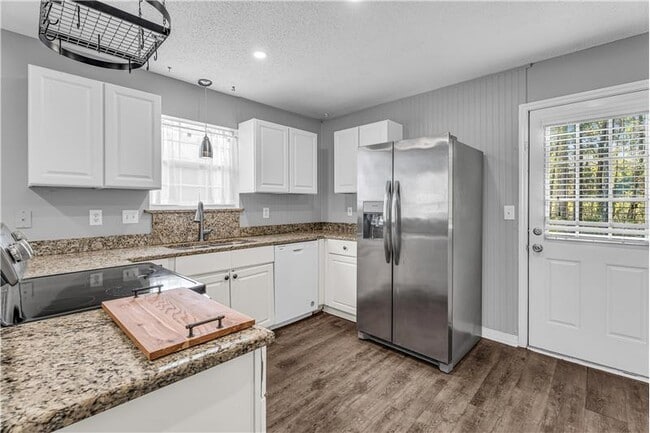 Building Photo - 68 Summer Oaks Dr