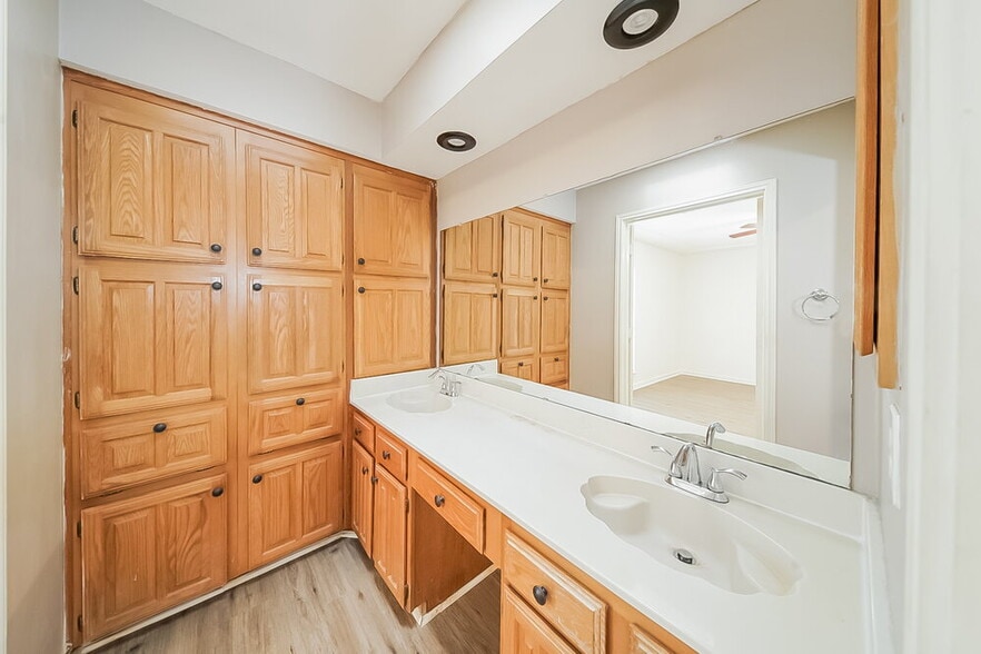 Building Photo - 940 Holly Ln