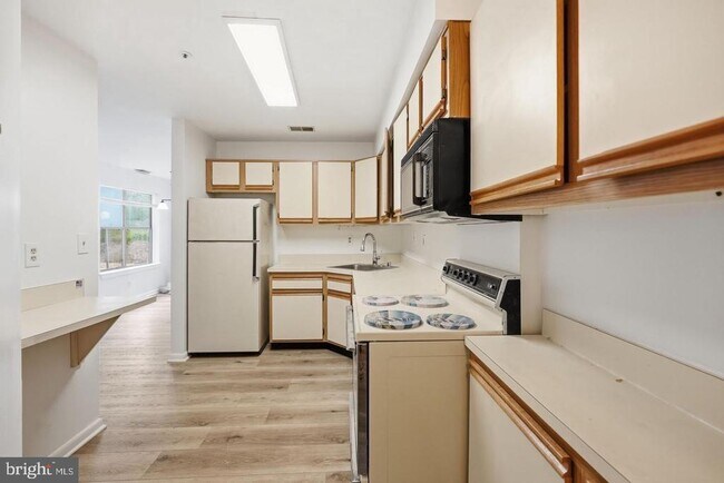 Building Photo - 13405 Shady Knoll Dr