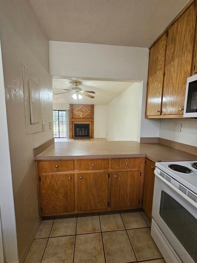Building Photo - 1824 Larette Dr