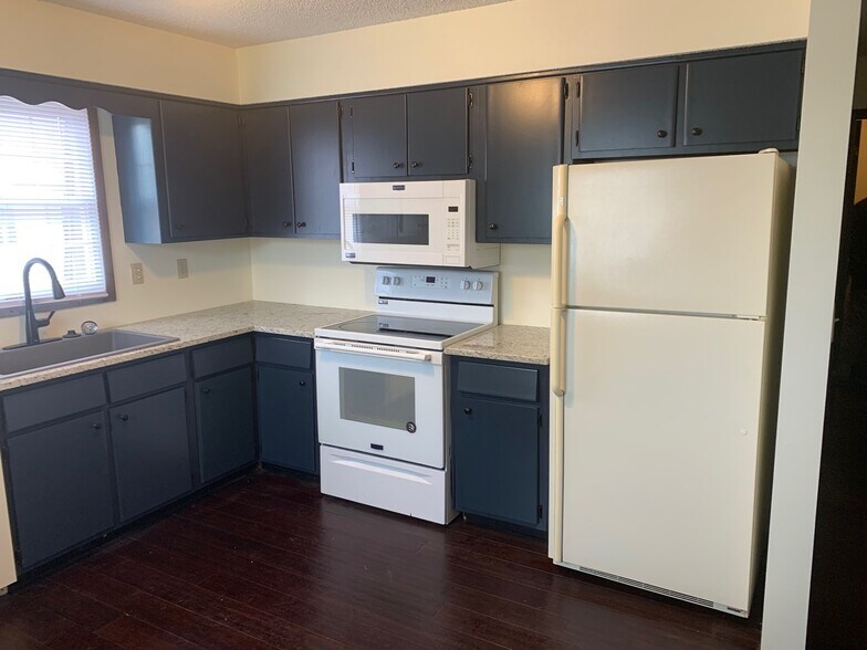 Building Photo - 617 4th St