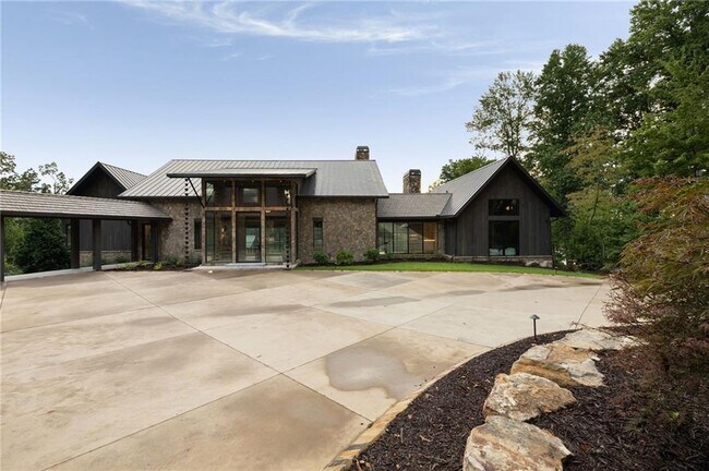 Building Photo - 725 Rocky Point Dr