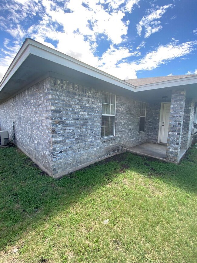 Building Photo - 1713 Windward Dr