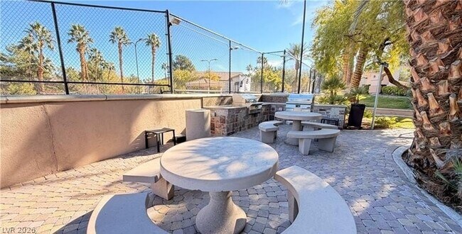 Building Photo - 2050 W Warm Springs Rd