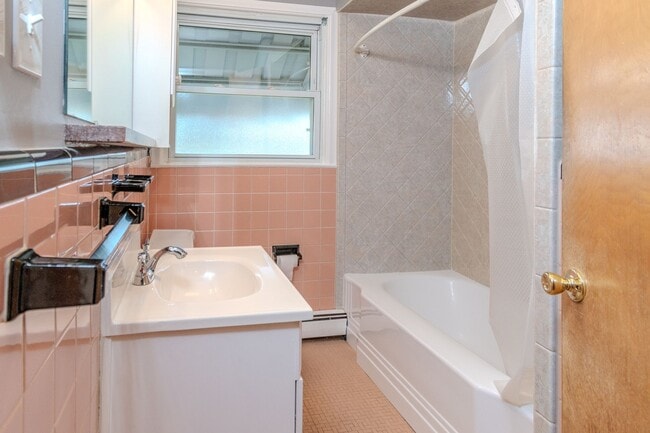 Building Photo - Beautifully Updated 3-Bedroom Home with Finished Basement & Spacious Backyard in Prime Royal Oak ...