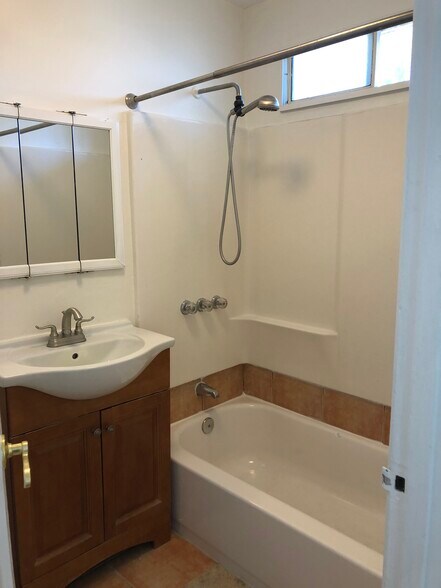 Building Photo - 1031 Hudson St