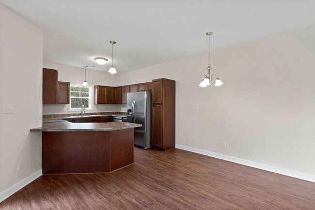 Building Photo - Stunning Townhome!