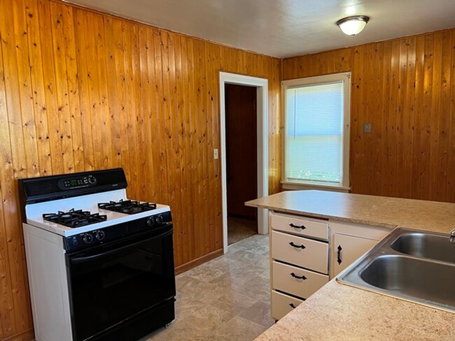 Building Photo - 4Bd/2Ba Two Story House-Available soon