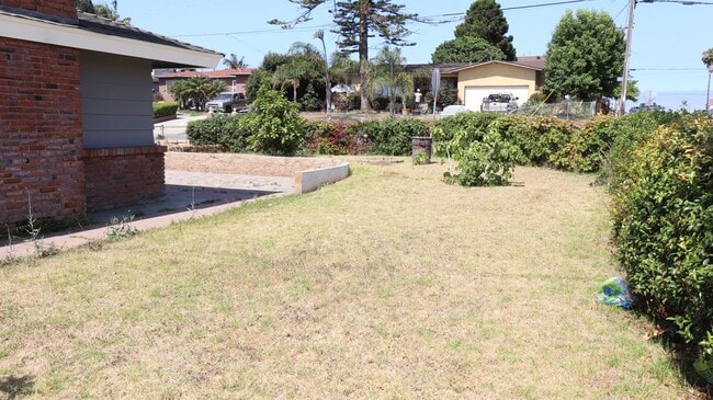 Building Photo - 2 bedrooms 2 baths corner home in Imperial Beach.