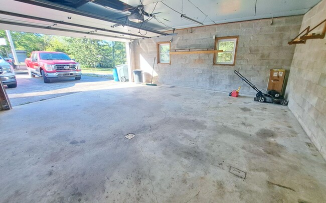 Building Photo - 3 Bed / 1-1/2 Bath Single Family Home