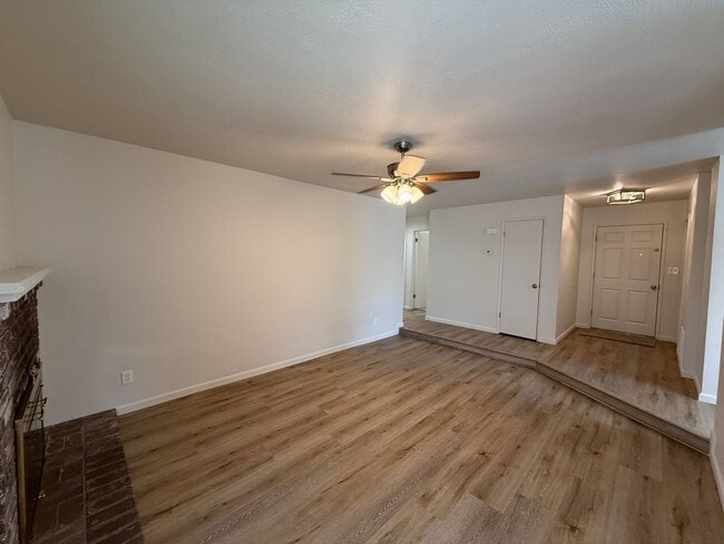 Building Photo - Updated single story near shopping and fre...