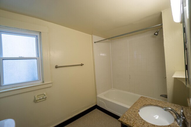 Building Photo - AVAILABLE 6/1/26 - House for Rent Near Sho...