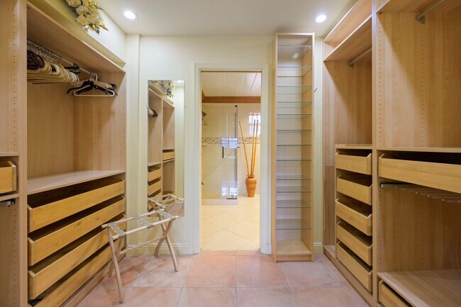 Building Photo - 600 NE 2nd St