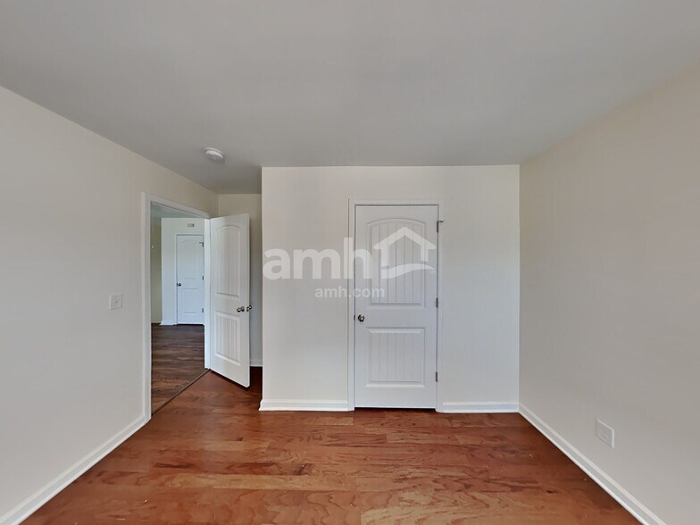 Building Photo - 687 Ivy Chase Loop