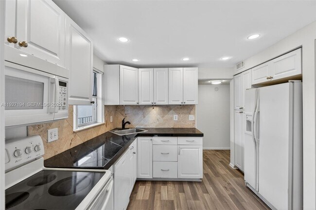 Building Photo - 3100 Riverside Dr