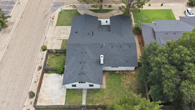 Building Photo - "Charming 4-Bed Oasis with Fireplace in Lubbock - 2 Full Baths & Spacious 2460 Sq Ft!"
