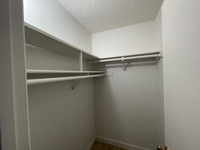 Building Photo - APPLE VALLEY- REFURBISHED 2 BEDROOM , 2 BATHROOM APARTMENT