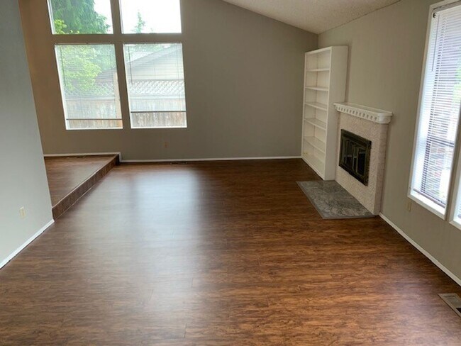 Building Photo - Kenmore House / RENT SPECIAL