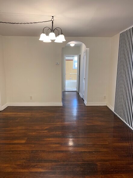 Building Photo - 1423 Hellerman St