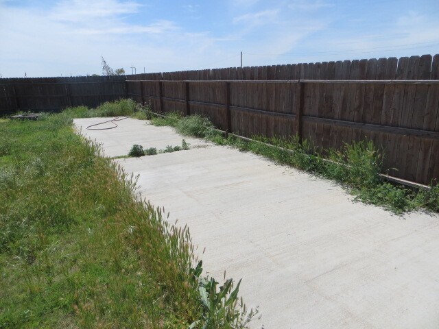 Building Photo - Country Home, 4BR+ Den/2BA, Blt 1960’s - L...