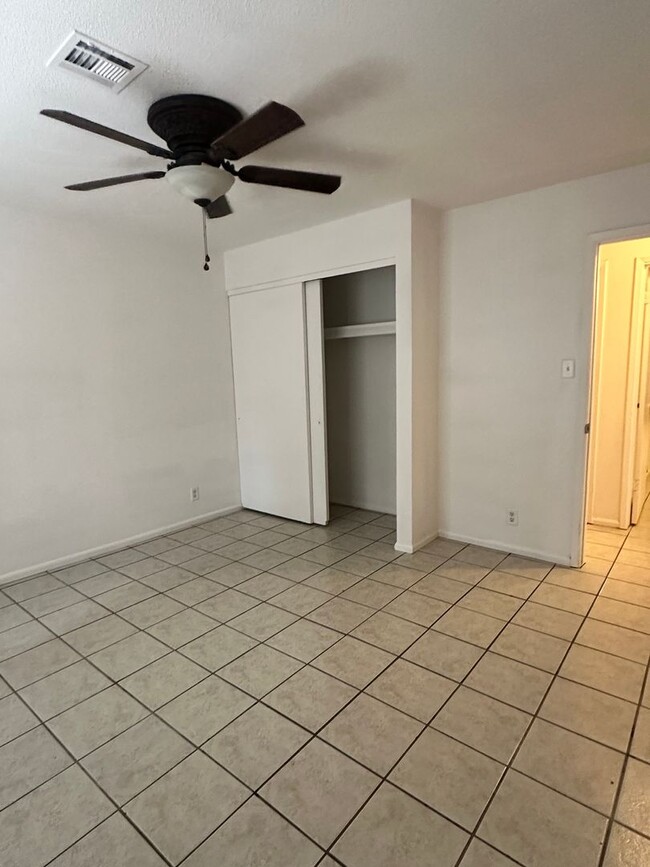 Building Photo - 3 Bed/2bath, all tile throughout