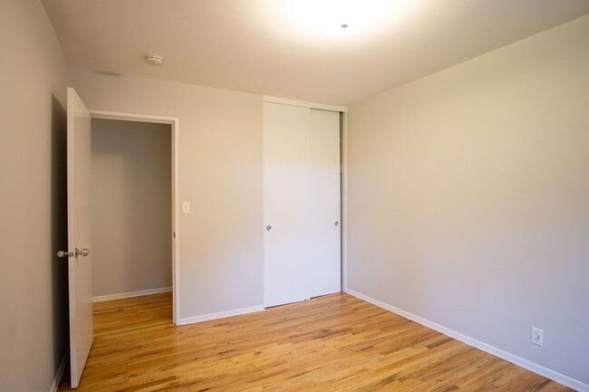 Building Photo - WINTER SPECIAL!! Mid-Century 2bdr with Patio Near OHSU Ready Now!