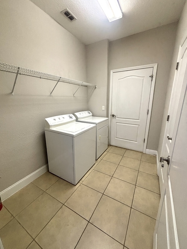 Building Photo - 13220 Fountainbleau Dr